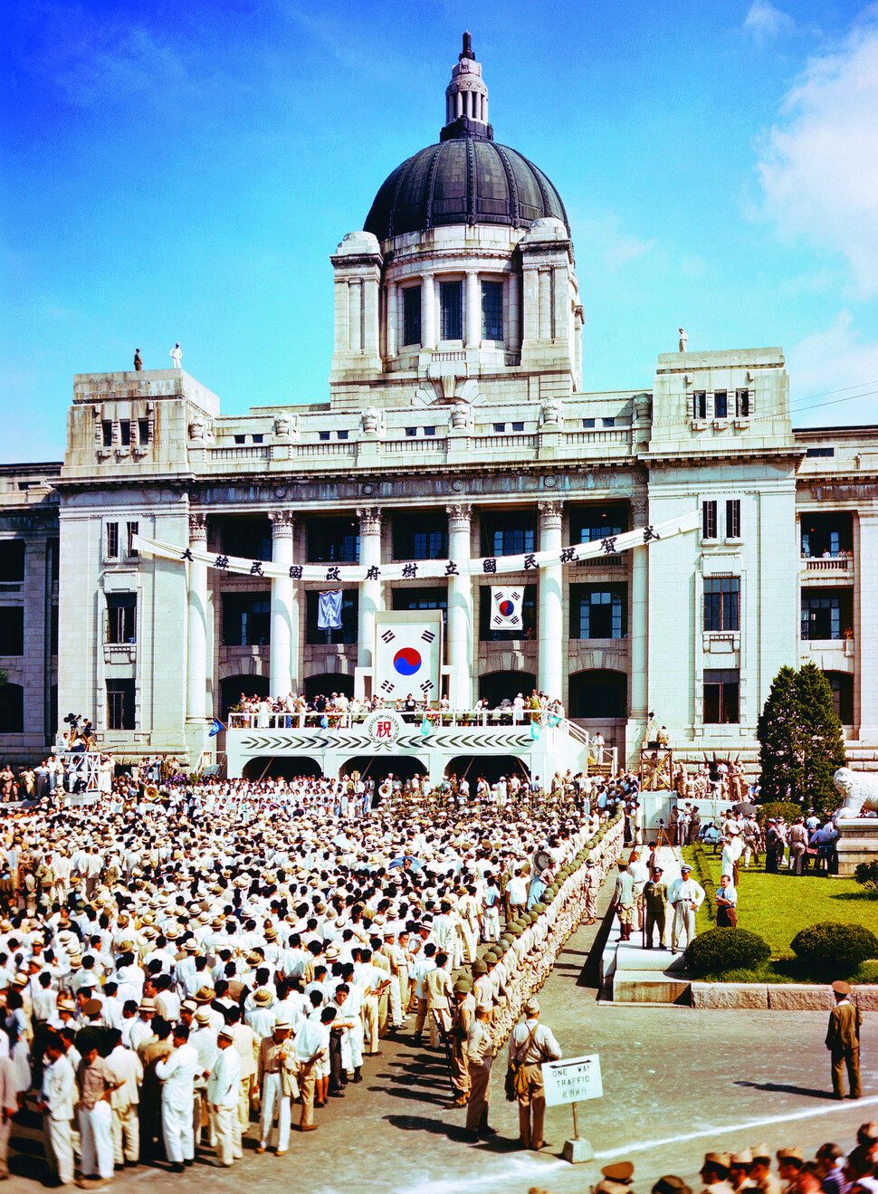 1948년 8월15일, 광복 3주년이자 대한민국 정부 수립을 선포한 기념식이 중앙청 건물과 광장에서 열린 모습. 이승만 대통령 등 초대 정부 각료들과 연합국 최고사령관 더글러스 맥아더를 비롯한 미군 고위 지휘관들이 참석했다.<BR> 중앙청은 일제강점기 식민통치 본부인 조선총독부 건물이었으며, 해방 뒤 정부 청사와 국회 건물로 쓰이다가 1995년 8월 김영삼 정부가 ‘역사 바로 세우기’ 차원에서 철거를 시작해 이듬해 11월 역사 속으로 완전히 사라졌다.<BR> 게티이미지코리아