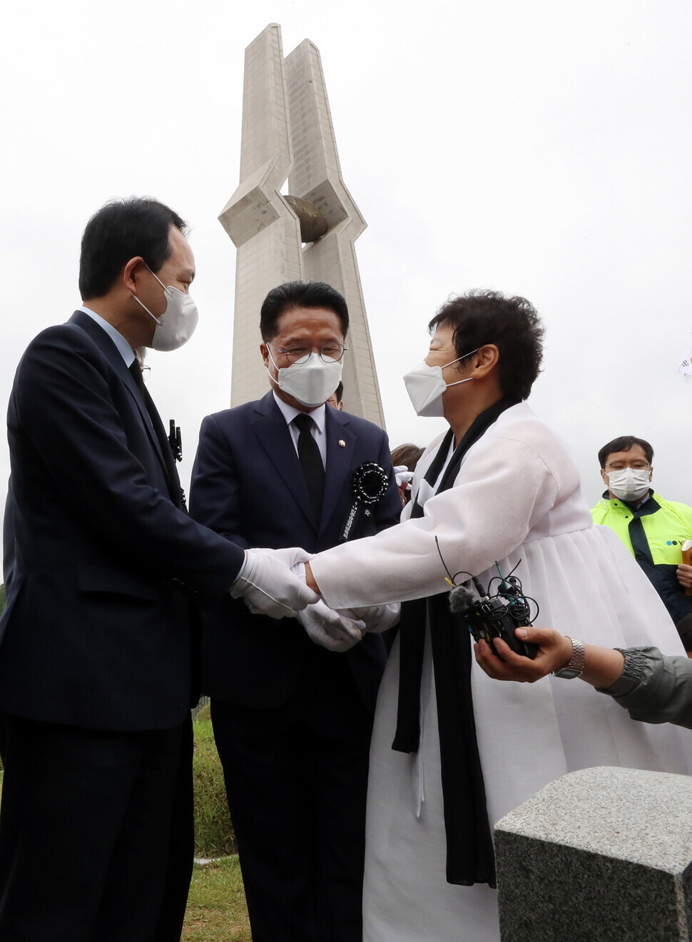 People Power Party lawmakers Sung Il-jong (left) and Chung Woon-chun (middle) console a woman who lost a family member in the Gwangju Uprising in 1980 at a commemorative service held for the victims at the May 18 National Cemetery, on Monday. (Yonhap News)