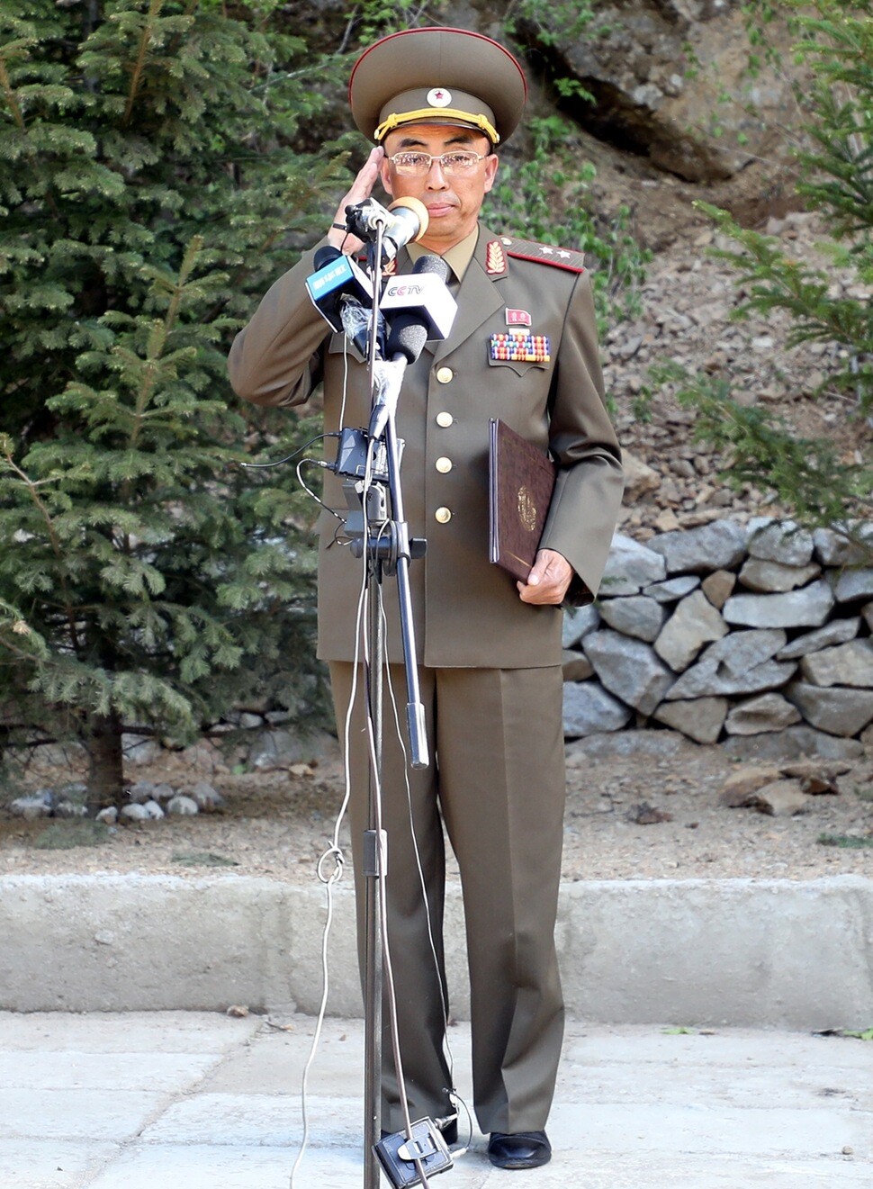 오후 4시17분 군막사 폭발로 폐기 의식이 종료된 뒤, 강경호 핵무기연구소 부소장이 성명을 발표하려고 거수경례를 하고 있다. 