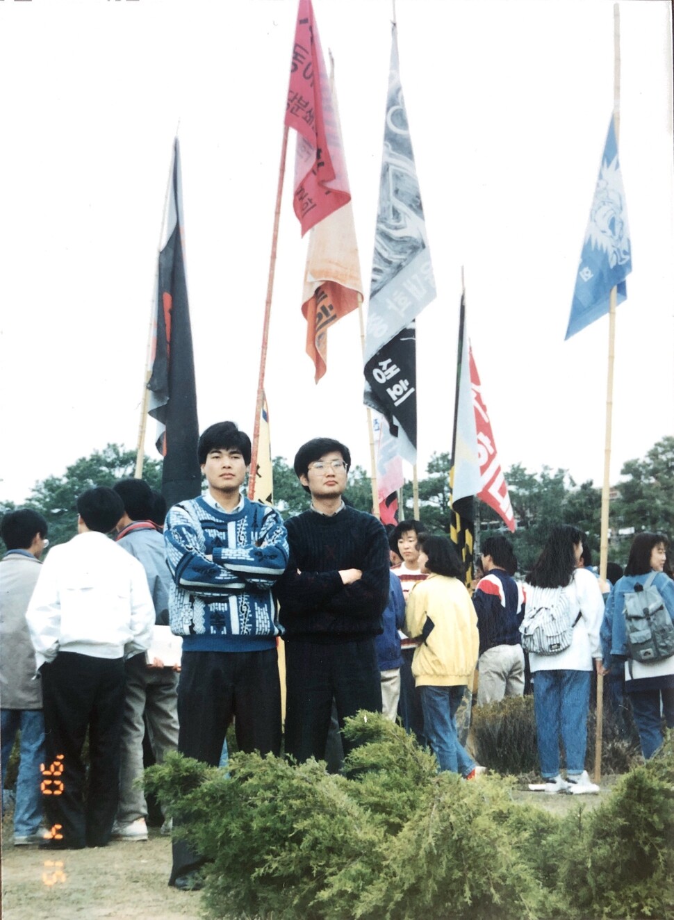 1990년 4월15일 총학생회장 시절 충북대 우리마당에서 집회를 준비하고 있다. 왼쪽. 염형철 제공