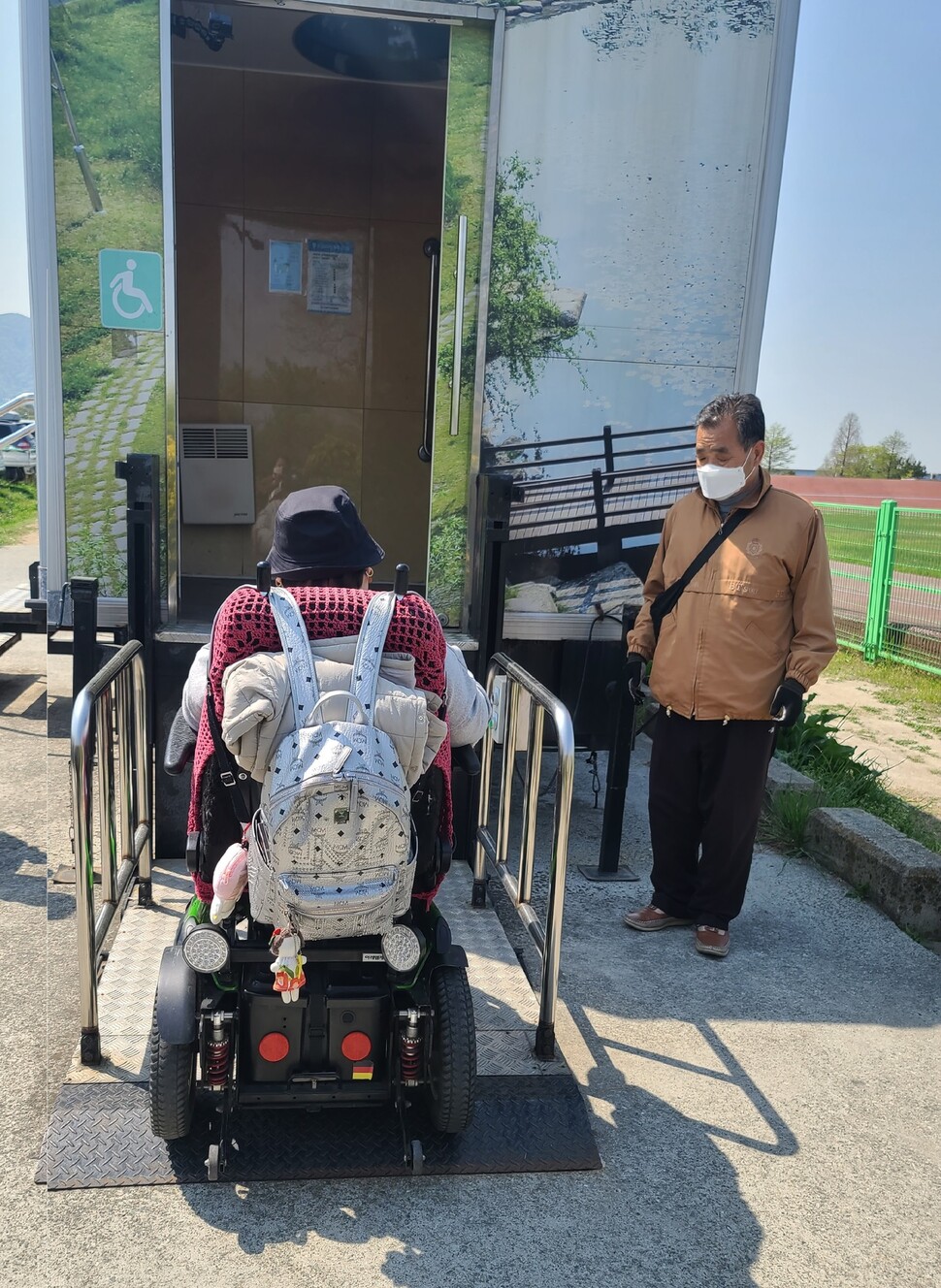 지난 19일 부산시 사상구 삼락생태공원 안에 있는 한 화장실의 휠체어 리프트가 제대로 작동하지 않는 모습. 사상구장애인자립생활센터 제공