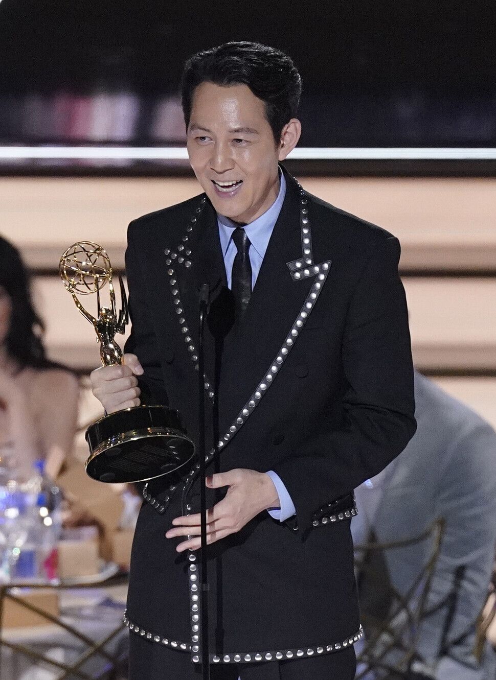 “Squid Game” lead actor Lee Jung-jae delivers his acceptance speech after winning an Emmy for his role in the series at the 74th Primetime Emmy Awards on Sept. 12 in Los Angeles’s Microsoft Theater. (AP/Yonhap)