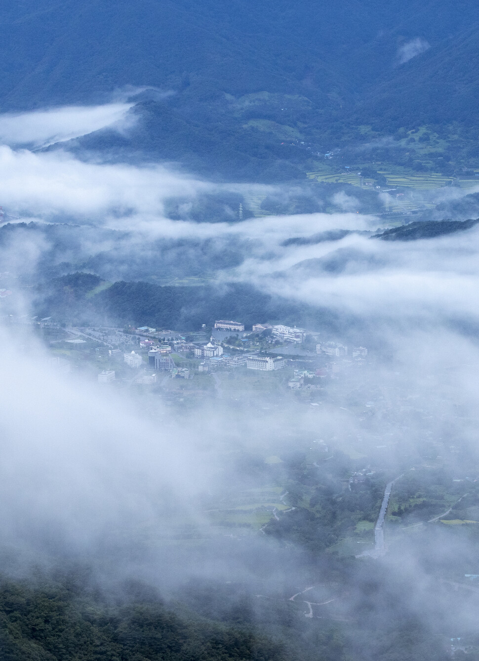 지리산 성삼재에서 본 풍경. 마을이 아침 안개에 싸여 있다. 김진수 선임기자 jsk@hani.co.kr