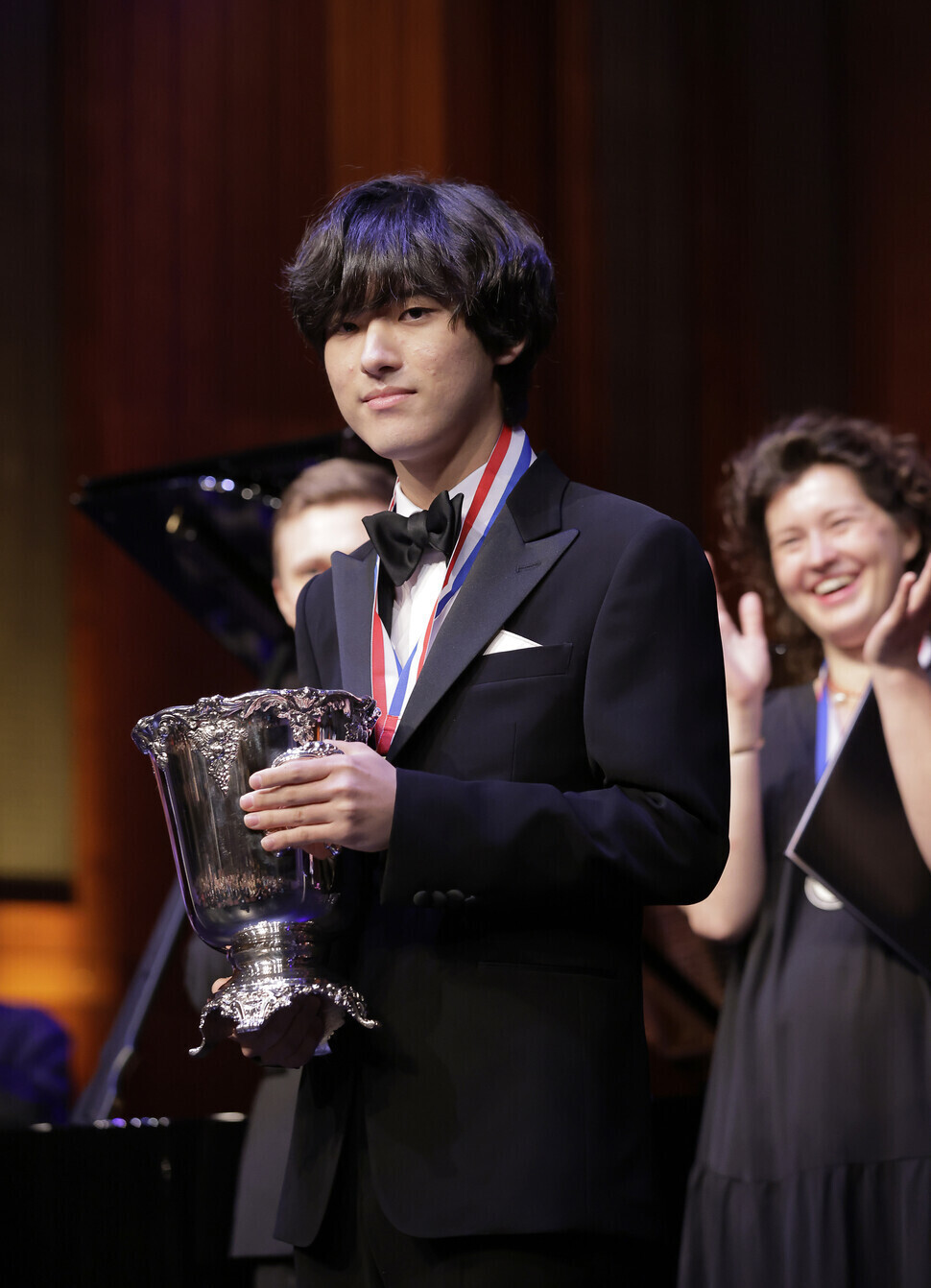 Lim holds his trophy after winning gold at the Van Cliburn competition on June 18 in Fort Worth, Texas. (provided by the Van Cliburn Foundation/WFIMC)