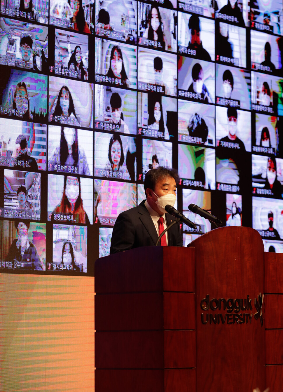 Dongguk University President Yoon Sung-yee speaks to students who attended the ceremony on Feb. 22. (Kim Hye-yun)