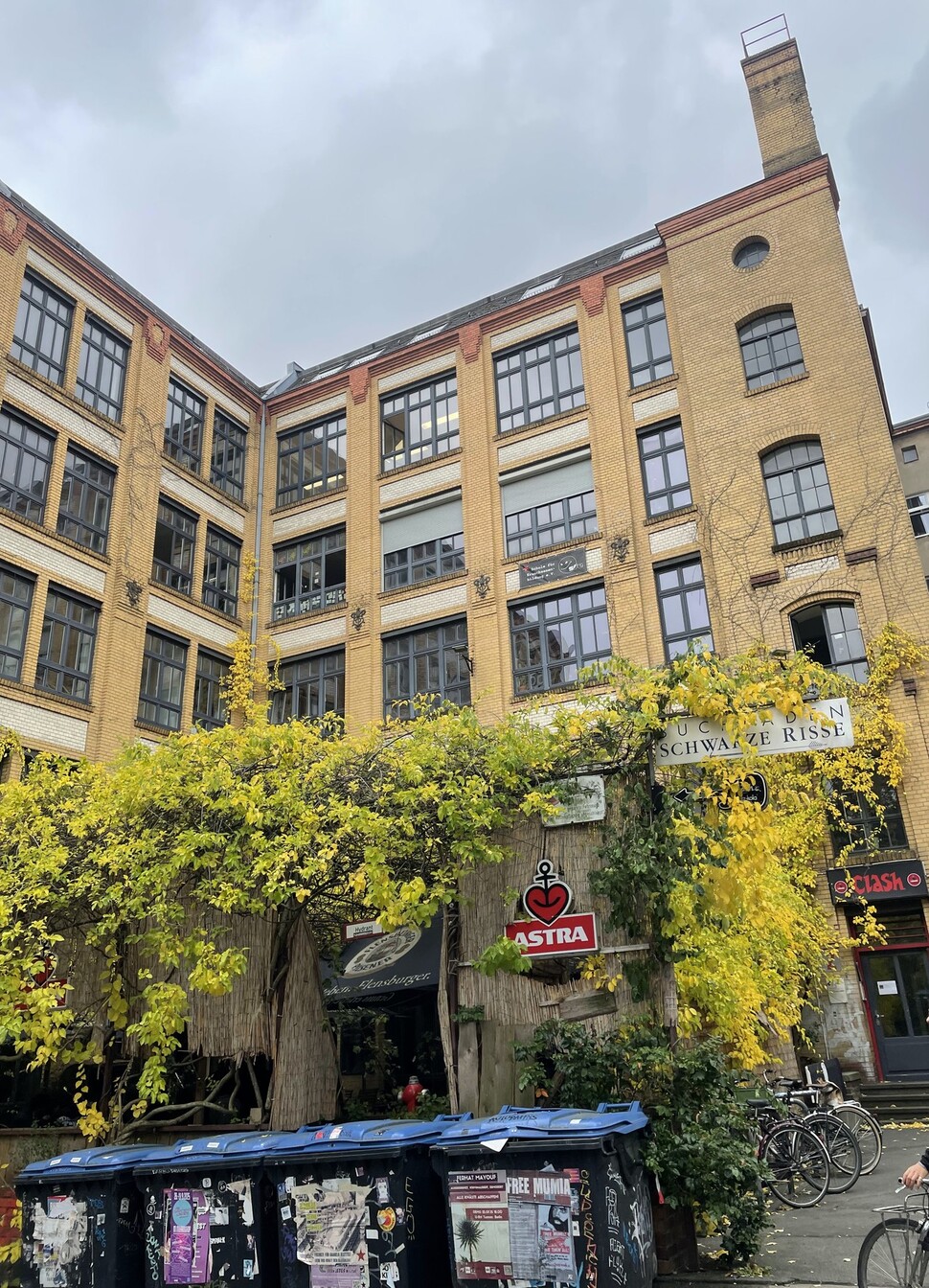 페어브레허 출판사가 입주한 메링 호프. 예전 인쇄 주조 활자 공장이었다.