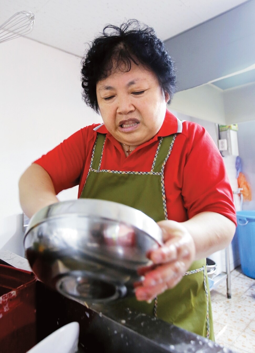 김아무개씨가 주방에서 설거지를 하고 있다.