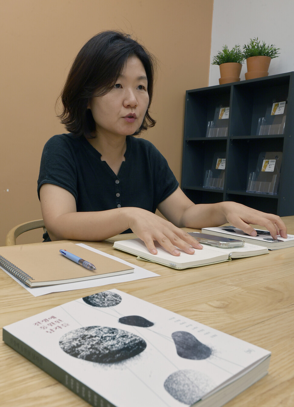 `전쟁에 동원된 남자들'을 기획한 석미화 아카이브평화기억 대표가 2025년 8월18일 서울 종로구 한 사무실에서 이야기하고 있다. 이종근 선임기자