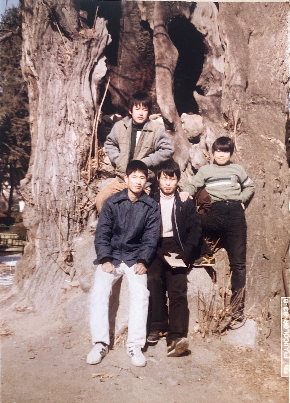 1983년 청주 세광중학교 3학년 때 청주 중앙공원에서 친구들과 함께 폼을 잡아봤다. 맨 오른쪽. 염형철 제공