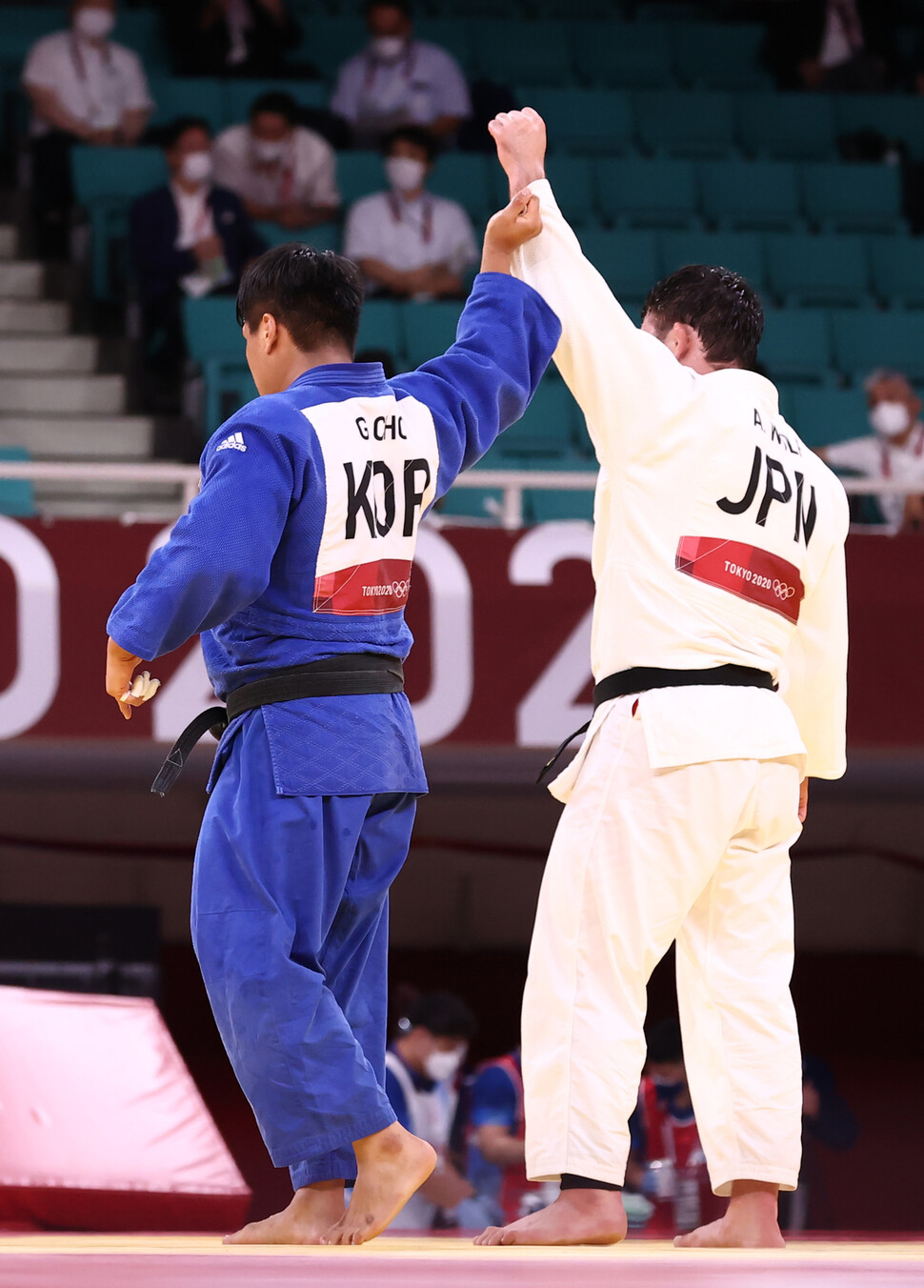 7月29日、東京武道館で行われた東京五輪の柔道男子100kg級決勝で、日本のアーロン・ウルフに敗れた後、韓国のクハ・チョーがウルフの手を握っている。 ユンハプニュース。