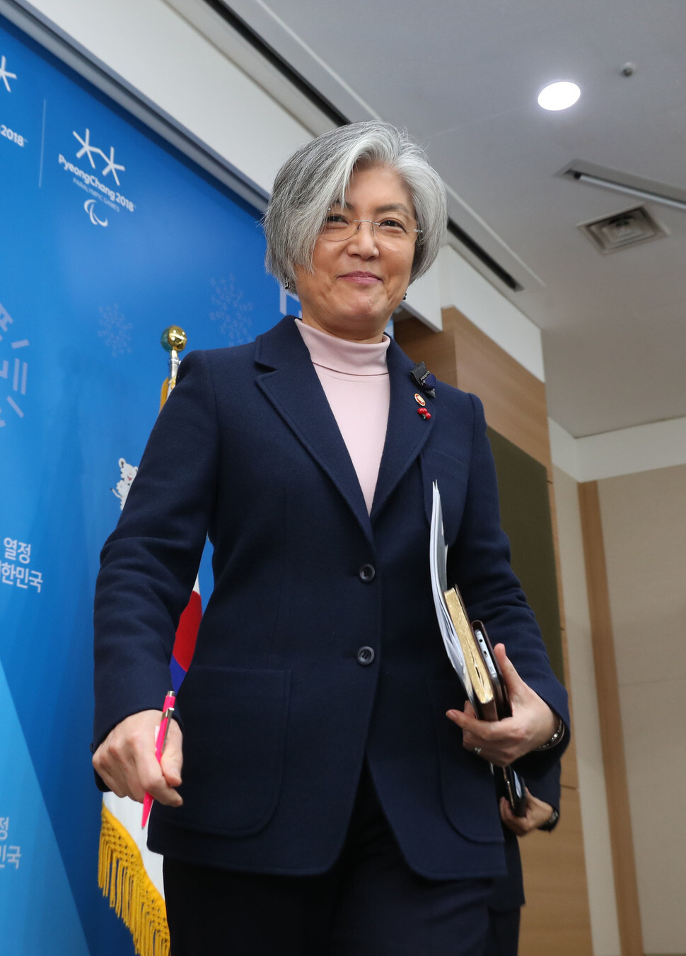Foreign Minister Kang Kyung-wha smiles as she leaves a press briefing at the Foreign Ministry headquarters in the Jongno District of Seoul on Dec. 26. (by Shin So-young