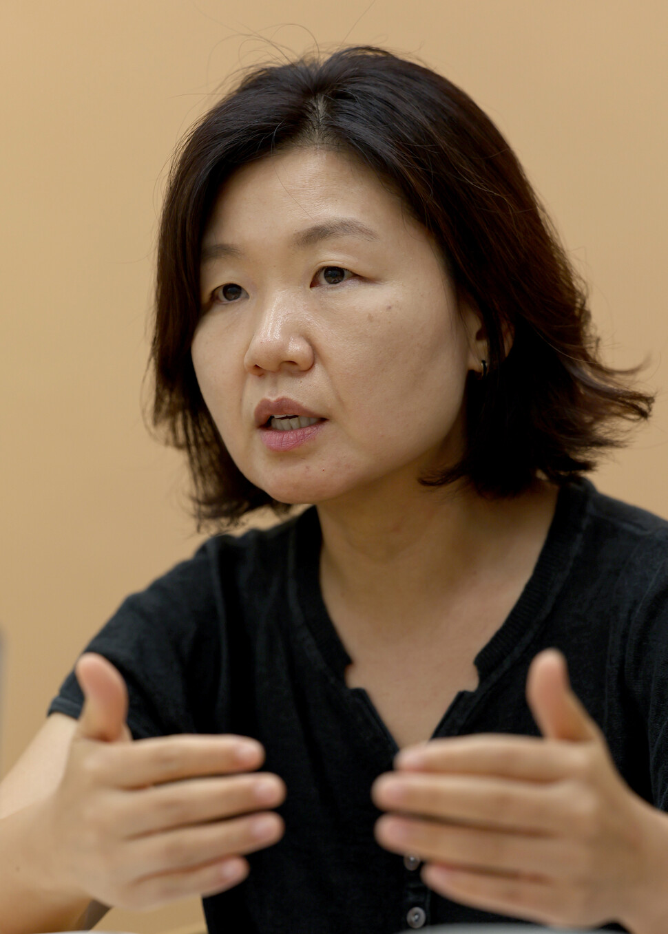 `전쟁에 동원된 남자들'을 기획한 석미화 아카이브평화기억 대표가 2025년 8월18일 서울 종로구 한 사무실에서 이야기하고 있다. 이종근 선임기자 root2@hani.co.kr