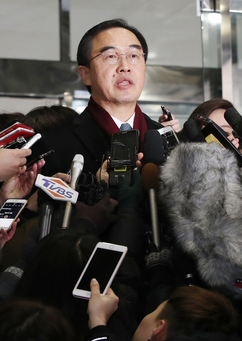 Unification Minister Cho Myoung-gyon answers reporters’ questions at the Unification Ministry building in the Jongno District of Seoul before departing for Peace House at Panmunjeom