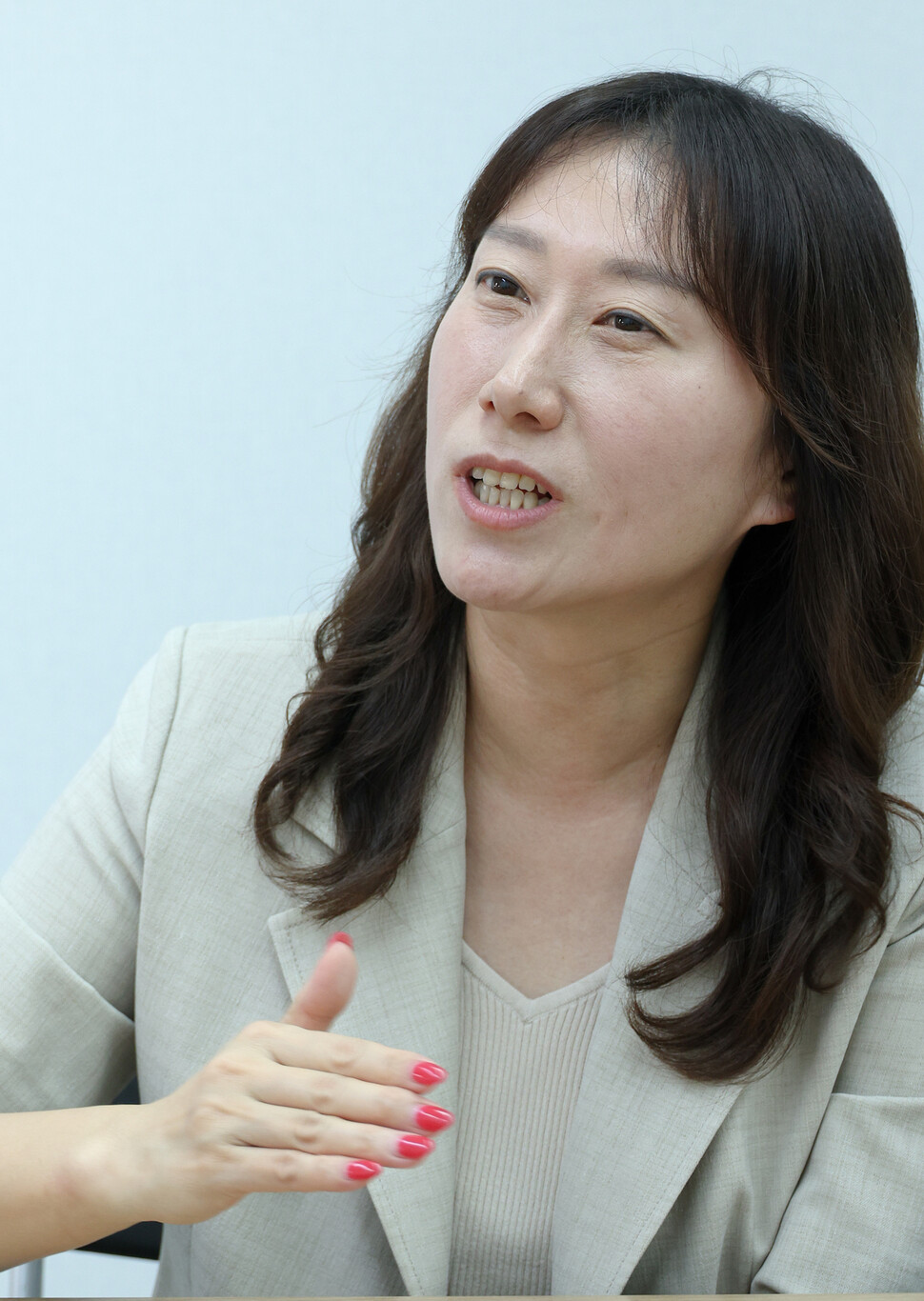 김태현 여수시사회적경제마을통화지원센터장은 전남 해남 출신으로 사회복지를 전공하고 2002년 목포 장애인 편의시설 사전점검 조례 제정, 2006년 신안 염전 지적장애인 인권침해 사건 구제 활동을 거쳐, 2012년부터 전남 지역 사회적경제 현장을 지켜왔다. 김정효 기자 hyopd@hani.co.kr