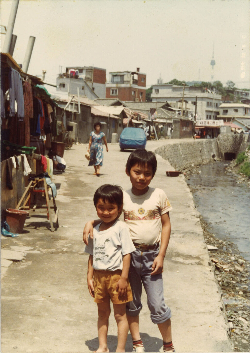 1971년 태어나 유년 시절을 인천에서 보내고 서울 용산으로 이사 온 박점규(오른쪽)가 10살 때인 1981년 복개되기 전 신계동 만초천 옆에서 동생 인규씨와 사진을 찍었다. 박점규 제공