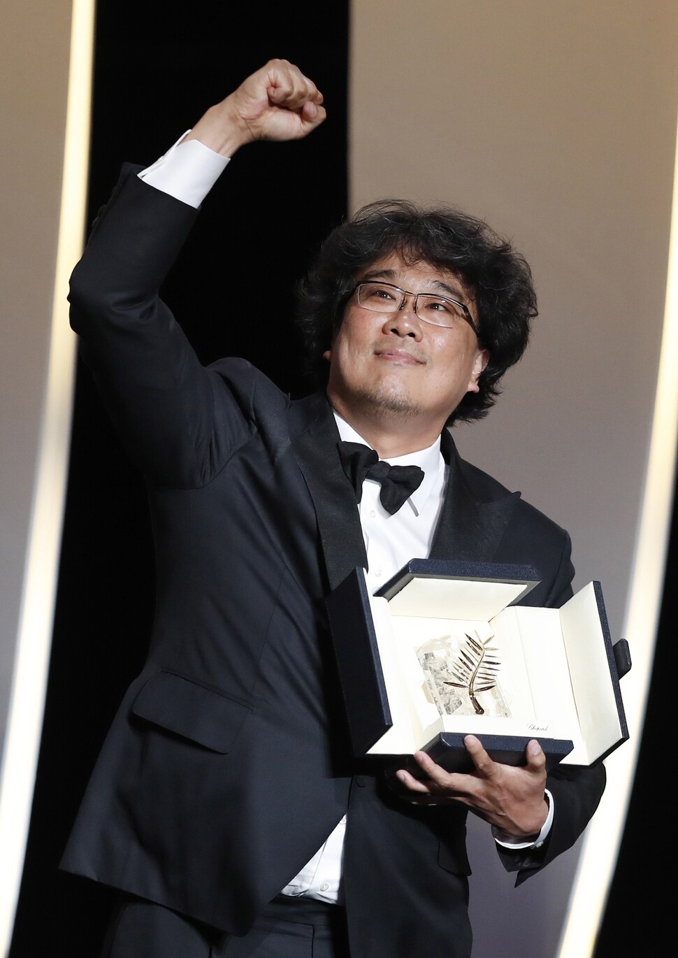 South Korean filmmaker Bong Joon-ho holds his Palme d’Or prize at the Cannes Film Festival on May 25. (EPA/Yonhap News)