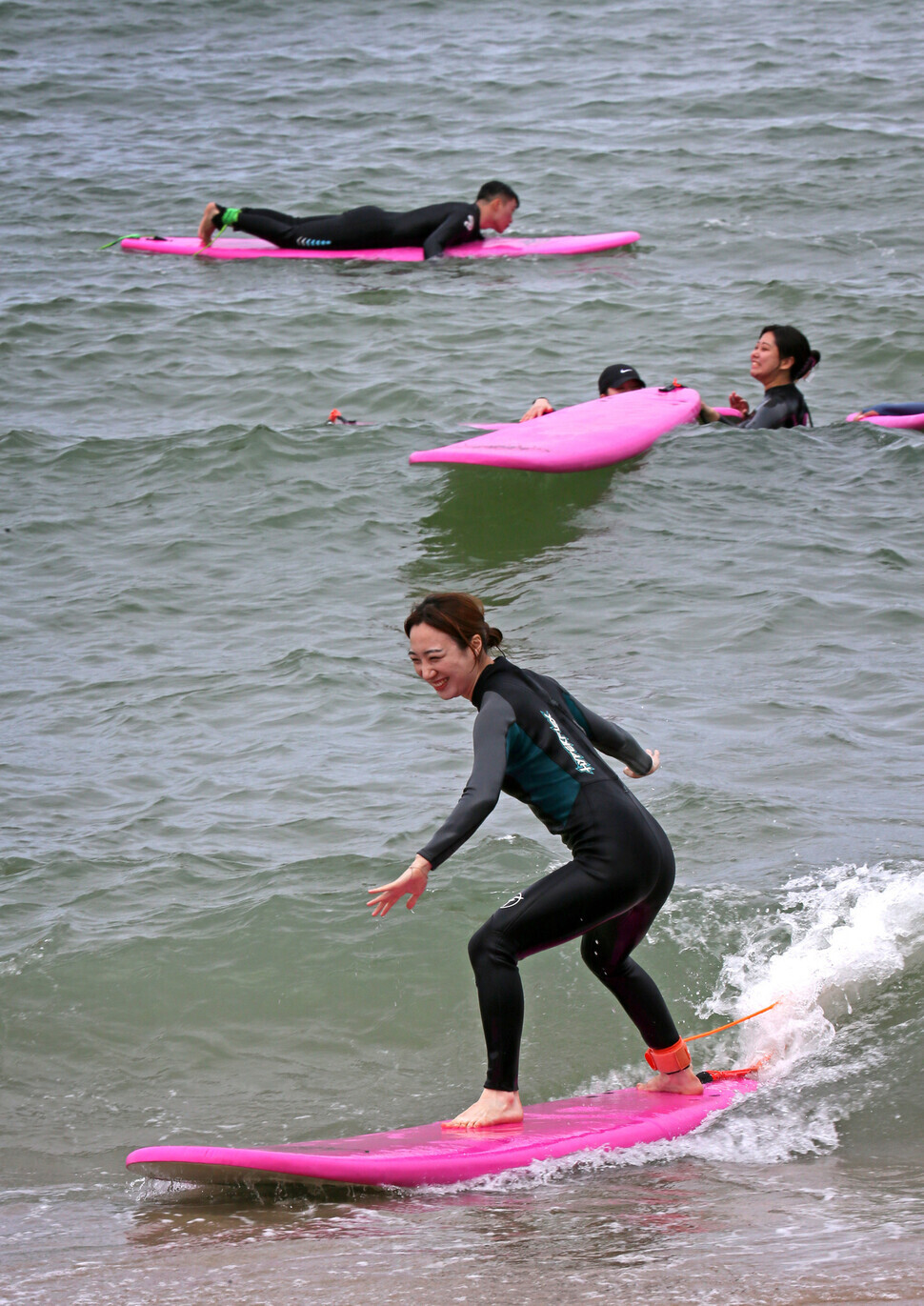 Park Bo-hyeon rides a wave at Ingu Beach. (Lee Jeong-yong/The Hankyoreh)