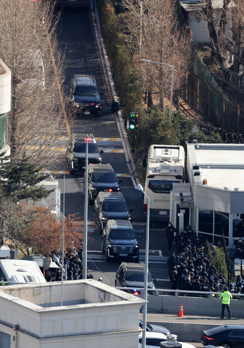 2025년 1월15일 오전 서울 용산구 대통령 관저에서 경호차량들이 과천 고위공직자범죄수사처(공수처)로 이동하고 있다. 류우종 기자 wjryu@hani.co.kr