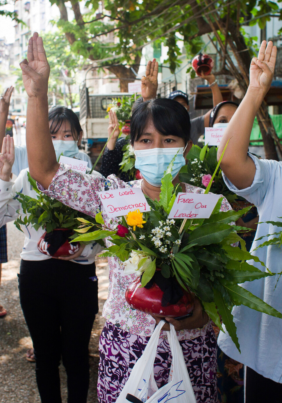 꽃을 든 시민들이 4월13일 양곤 거리에서 민주화와 지도자 석방을 요구하고 있다.