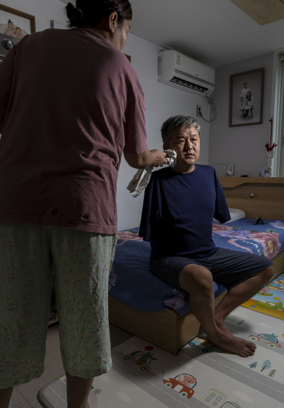 중증 화상 산업재해로 양팔을 절단한 이주노동자 오기나가 충북의 한 도시 자택에서 인터뷰 도중 땀을 흘리자 배우자가 닦아주고 있다. 김진수 선임기자 jsk@hani.co.kr