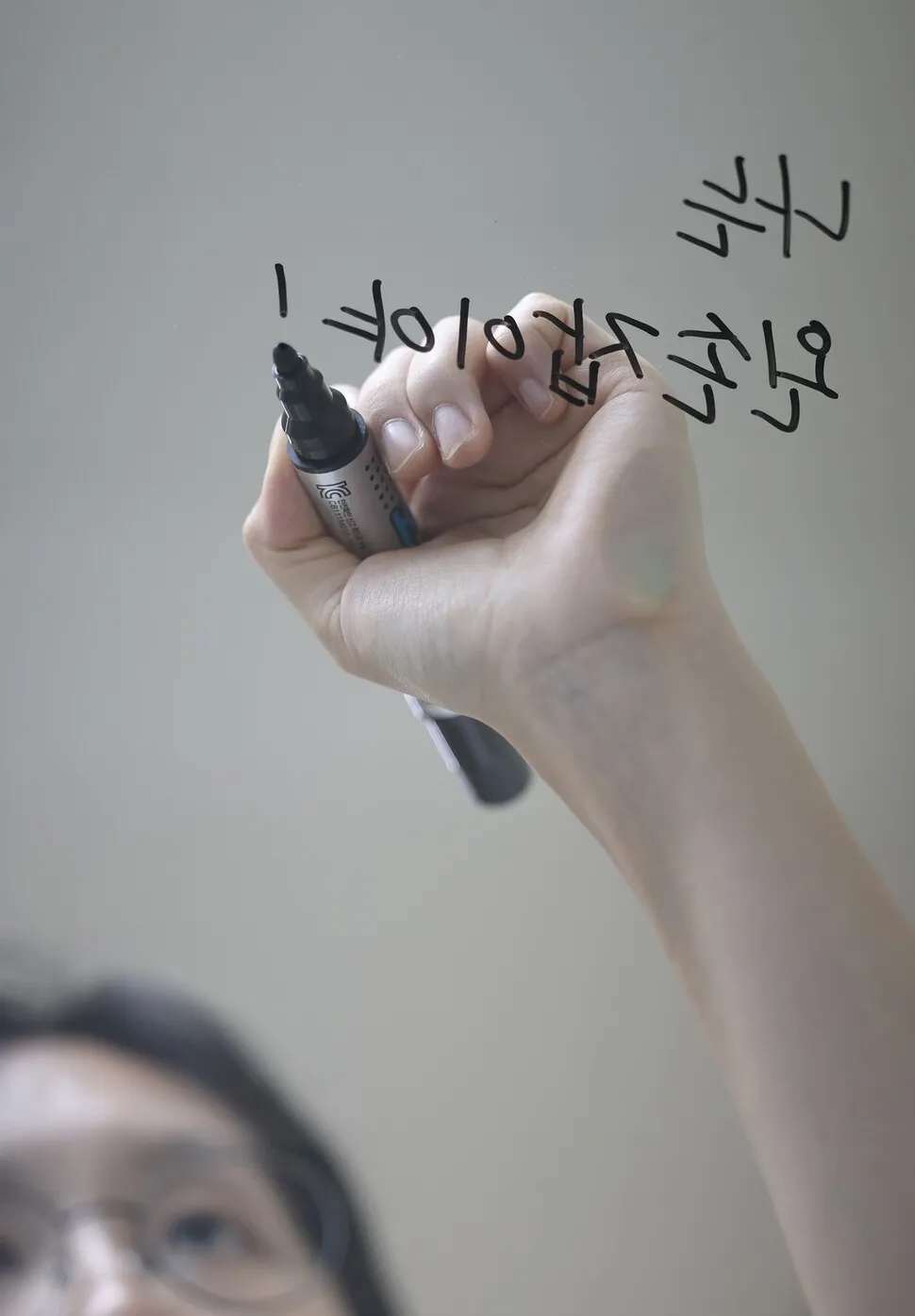 “그래, 난 왼손잡이야” 차별 맞선 외침…우리 삶도 스펙트럼이니까