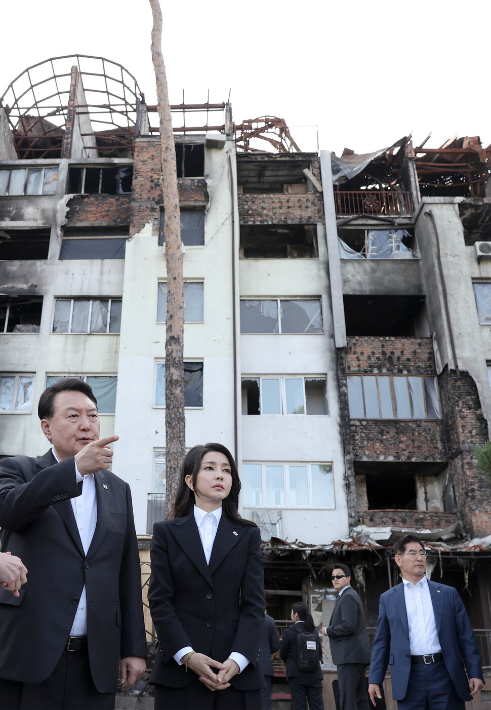 2023년 7월15일(현지시각) 대통령 윤석열과 부인 김건희씨가 러시아의 미사일 공격이 집중된 우크라이나 키이우 인근 이르핀 민간인 주거지역을 둘러보고 있다. 대통령실 제공