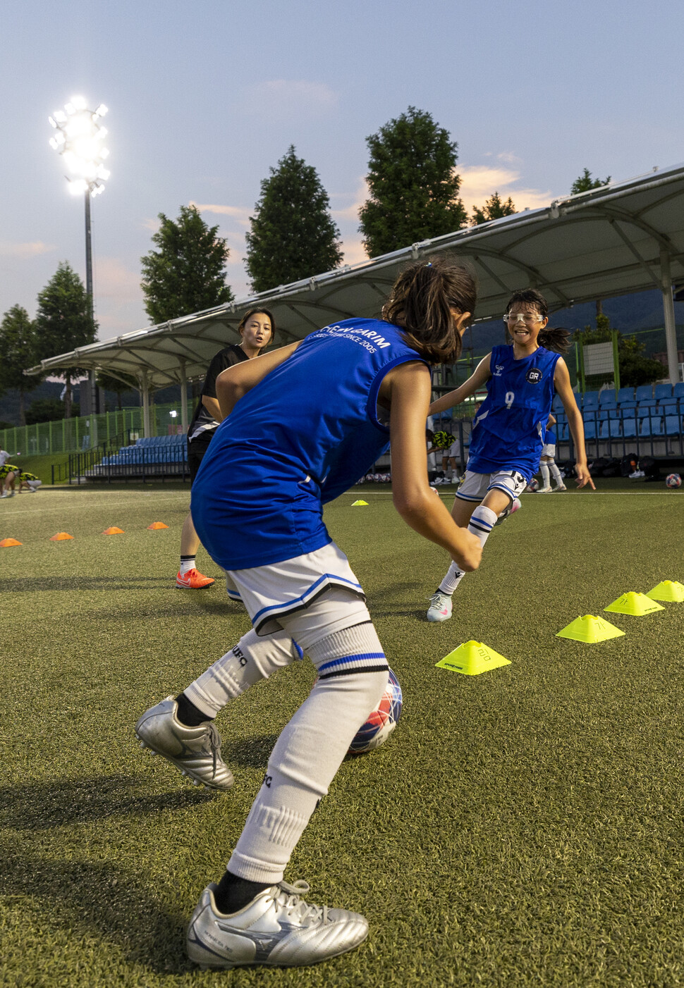 경기를 마친 뒤 회복 훈련에 나선 선수들이 김수진 감독의 지시를 따라 다시 힘차게 뛰고 있다.