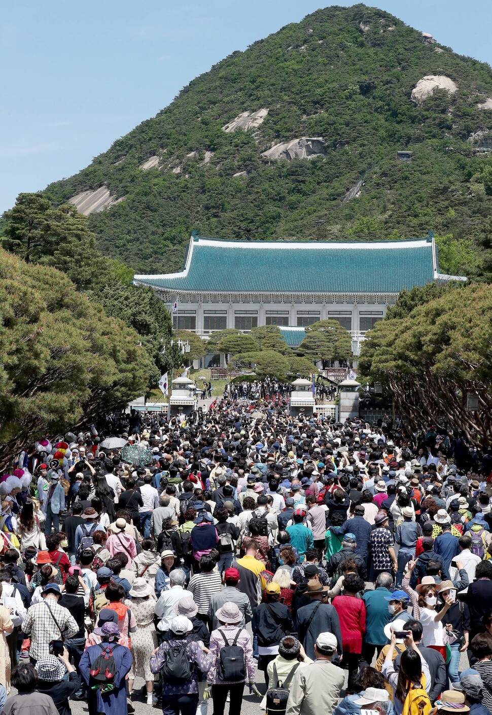 2022년 5월10일 오전 서울 종로구 청와대에서 열린 개방 행사에서 시민들이 정문으로 들어가고 있다. 공동취재사진