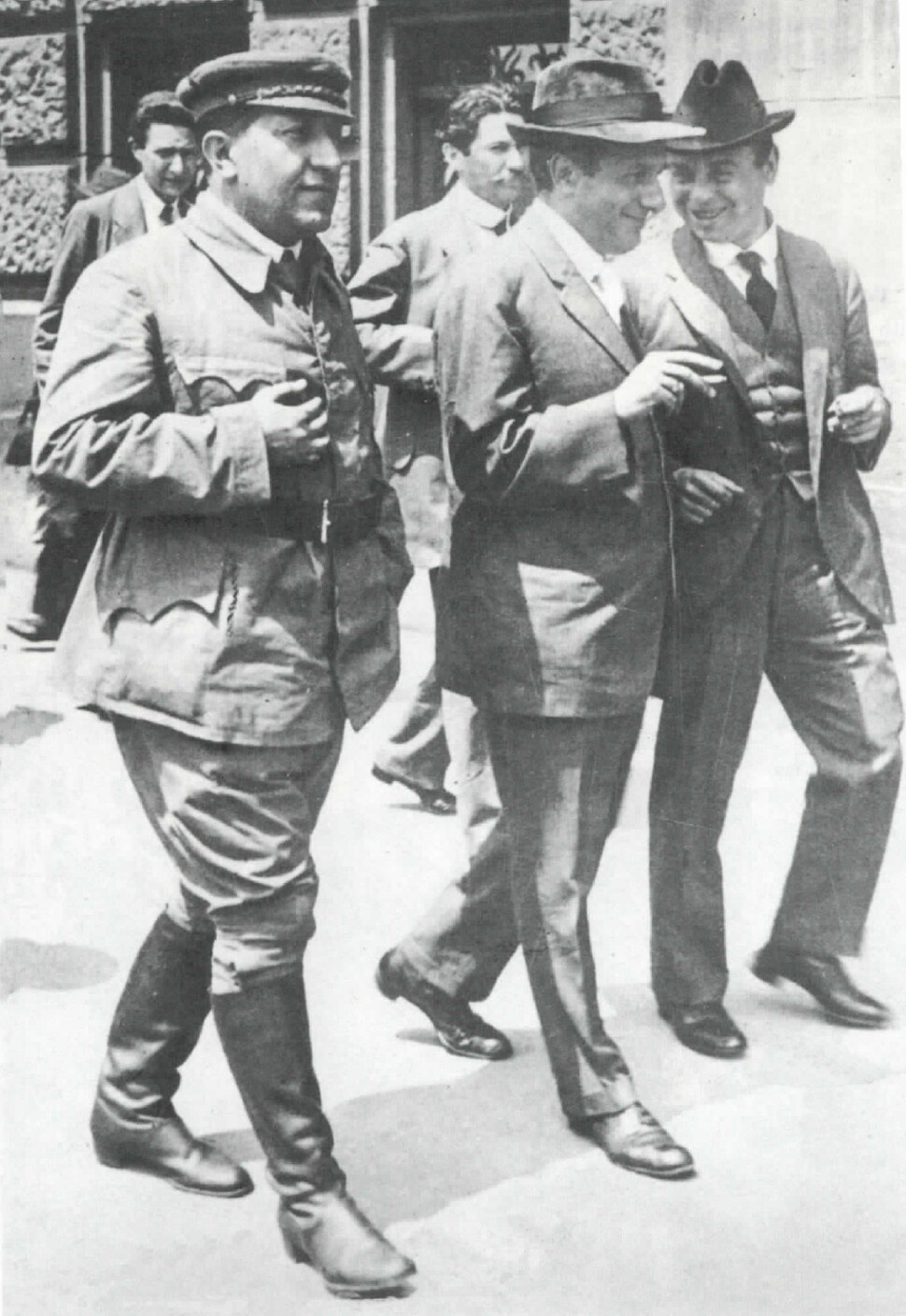헝가리 혁명을 이끈 세 사람이 1919년 열린 헝가리공산당 대회장에서 걸어가고 있다. 가장 왼쪽이 존 페퍼다. 임경석 제공