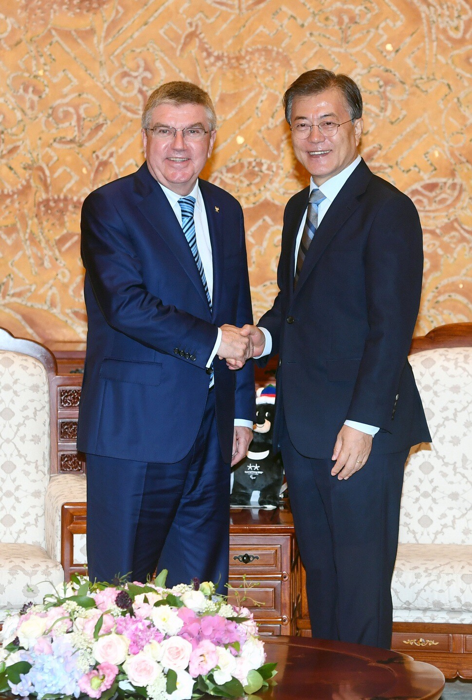 President Moon Jae-in shakes hands with International Olympic Committee president Thomas Bach at the Blue House on July 3. (Blue House photo pool)