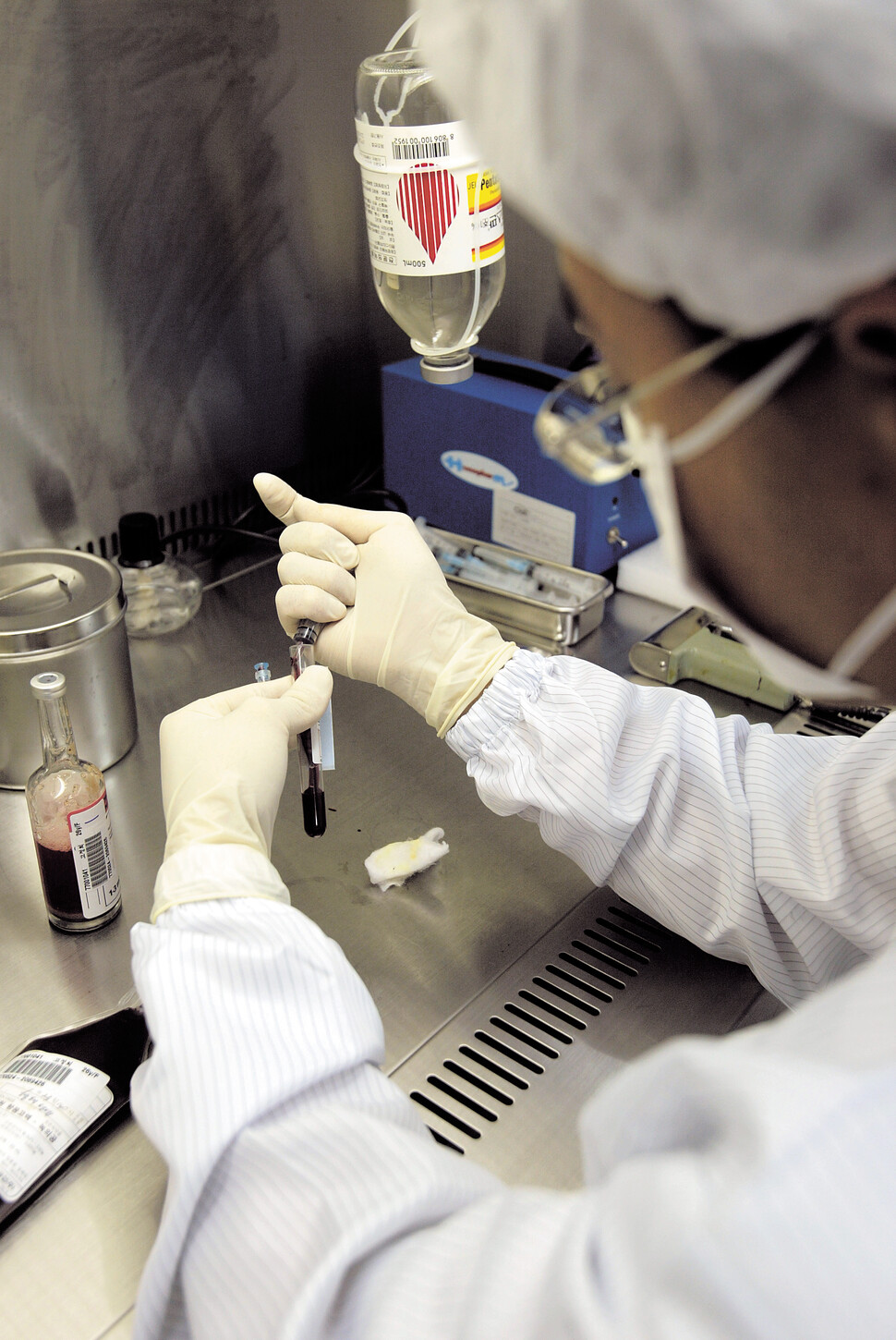 서울 한 종합병원의 의료진이 수거한 제대혈의 보관적합성 검사를 하고 있다. 박승화 기자