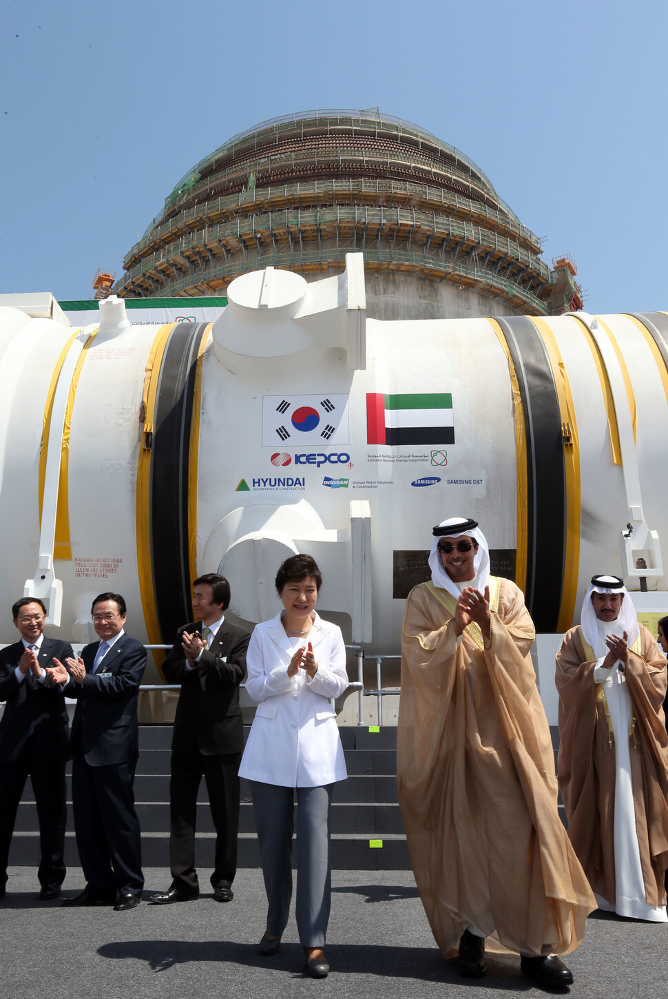 Former President Park Geun-hye applauds at a ceremony to celebrate construction of the Barakah nuclear power plant in the United Arab Emirates with Deputy Prime Minister and Minister of Presidential Affairs Sheik Mansour on May 20