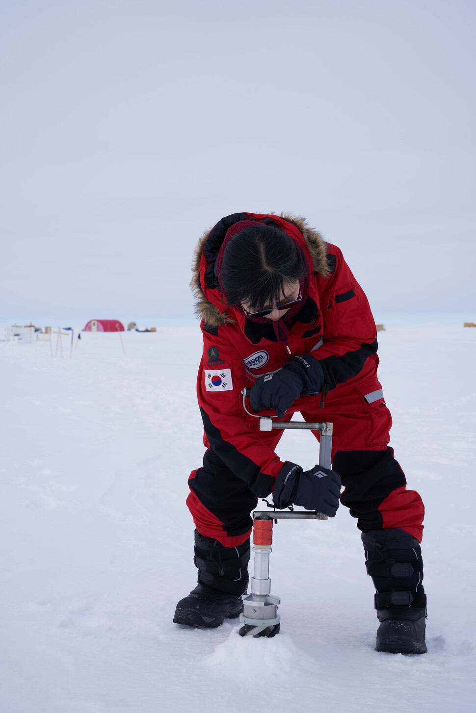 극지연구소 신진화 연구원이 2023년 ‘그린란드 국제 심부 빙하 시추 프로젝트’(EGRIP)에 참가해 수동굴착기로 천부 빙하(깊이 200m 이내의 빙하)를 시추하고 있다. 셉 킵스투흘 교수 제공