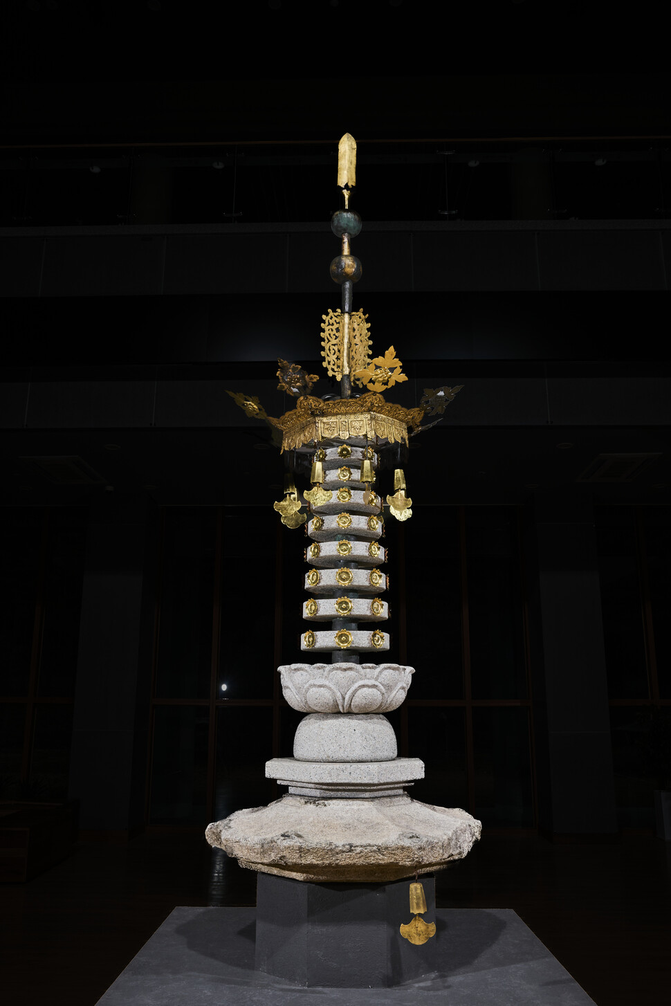 월정사 팔각구층석탑에서 따로 떼어내 절 성보박물관 중앙홀에 내려놓은 탑 꼭대기 상륜부 장엄물의 전체 모습. 월정사 성보박물관 제공