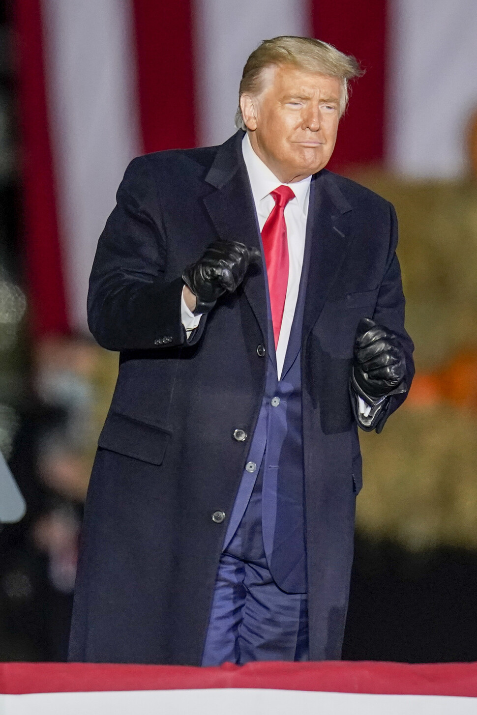 On October 31 (local time), United States President Donald Trump dances after a presidential campaign in Butler, Pennsylvania.  Butler / AP Yonhap News