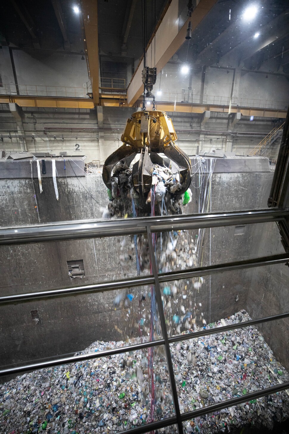 서울 마포 자원회수시설에서 폐기물 크레인이 쓰레기를 한 움큼(약 3t) 집어 30m 정도의 천장 높이까지 들어올렸다가 떨어뜨리는 ‘파봉 작업’을 하고 있다. 김진수 선임기자
