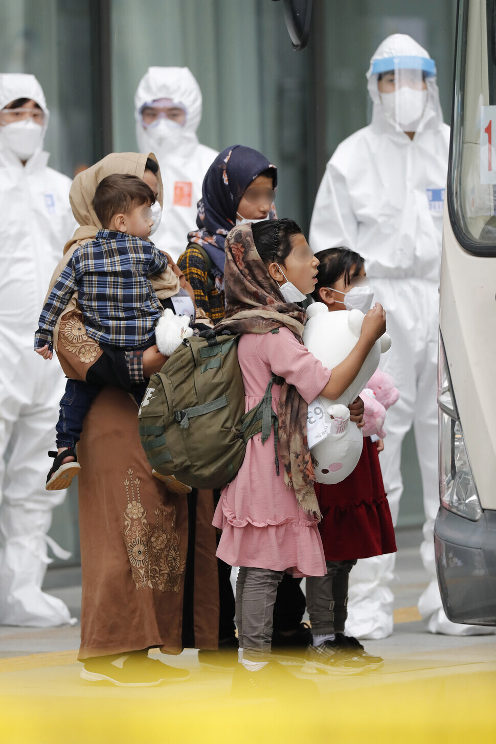 An Afghan family boards a bus on Friday to the National Human Resources Development Institute in Jincheon, North Chungcheong Province, from a hotel in Gimpo, Gyeonggi Province, where they stayed temporarily for a day. (Lee Jeong-a/The Hankyoreh)
