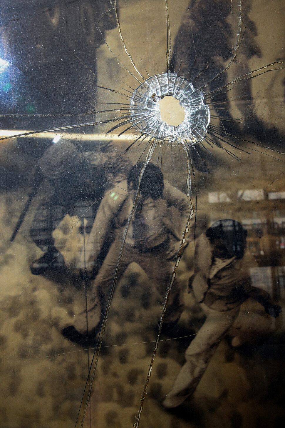 A bullet hole is displayed on the first floor of the May 18 Democratic Uprising Archives in Gwangju’s Dong District. (Kim Hye-yun/The Hankyoreh)