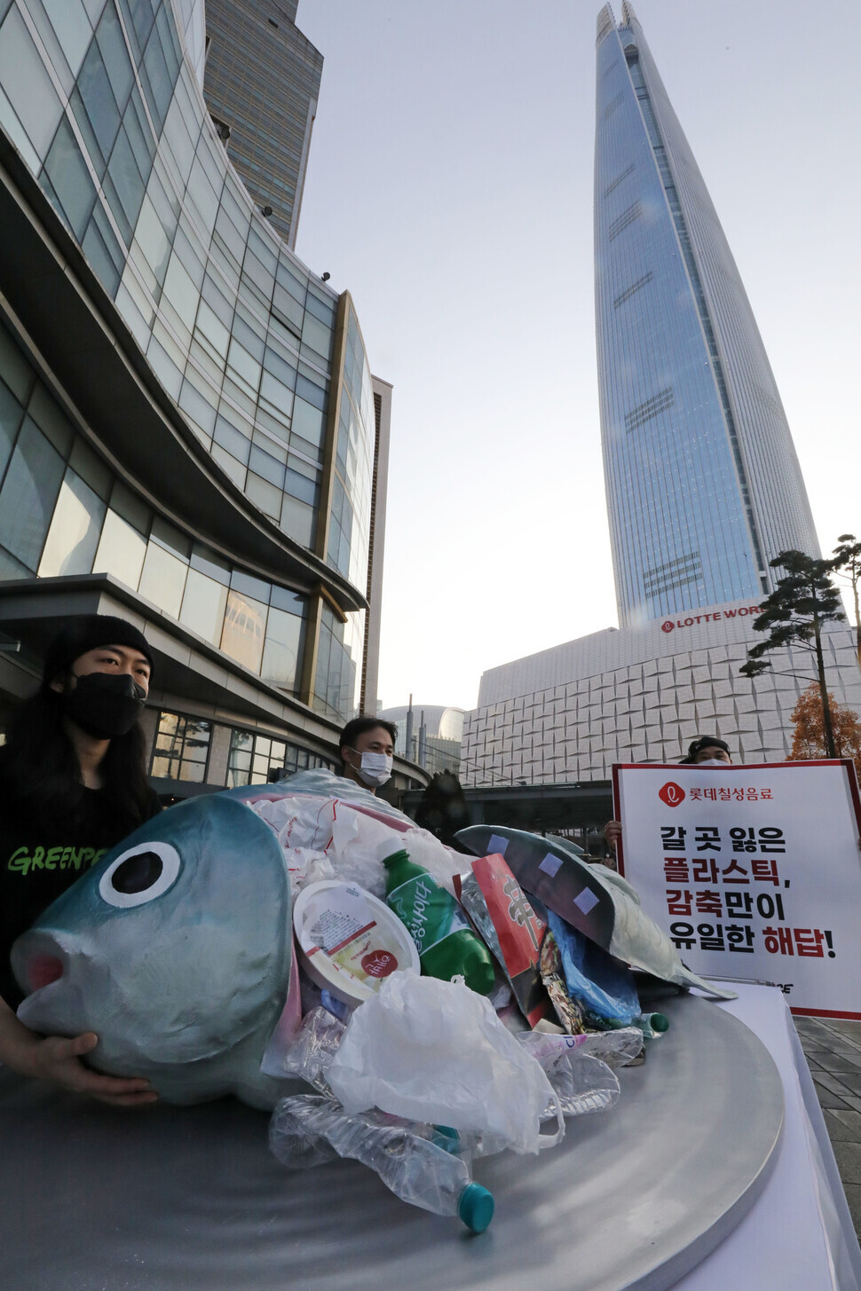 Activists with Greenpeace Korea stage a protest in front of the offices of Lotte Chilsung Beverage in Seoul’s Songpa District on Thursday, calling on food manufacturers to cut their use of plastic packaging. (Kim Hye-yun/The Hankyoreh)