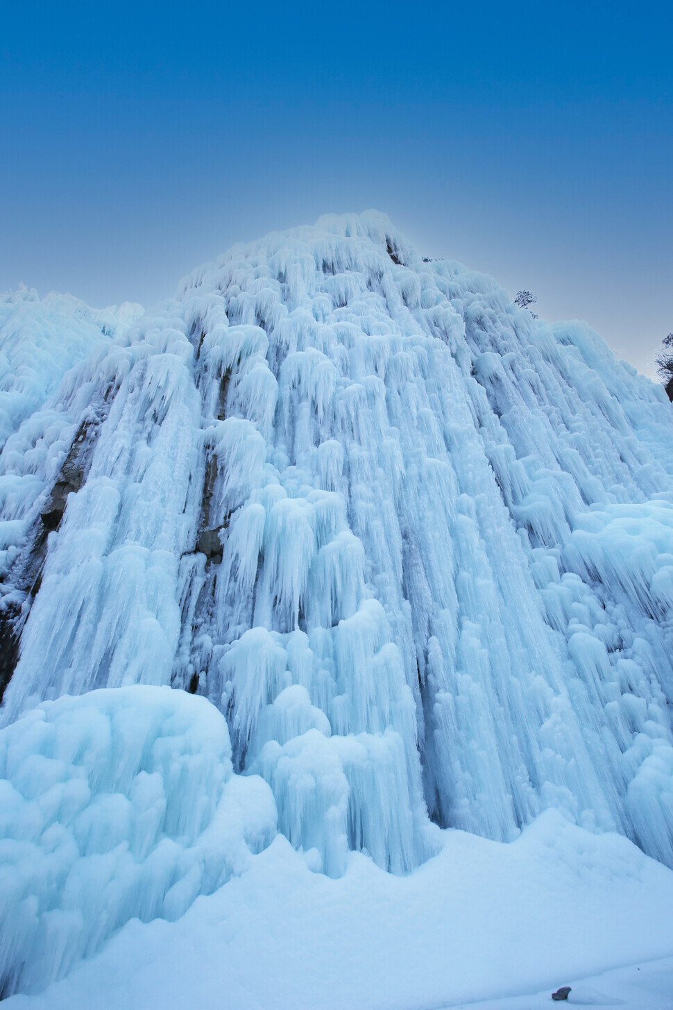 Ice forms in an array of shapes at Eoleumgol (Her Yun-hee/The Hankyoreh)