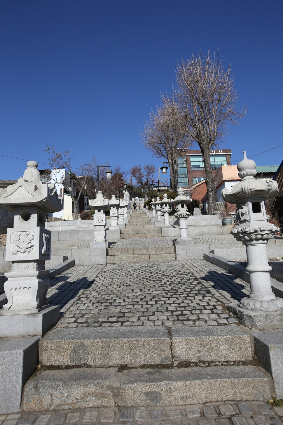 The stairway acts as a border between the Japanese jogyeji, where Japanese people lived, and the Qing Dynasty jogyeji, where the Chinese people lived. (Her Yun-hee/The Hankyoreh)