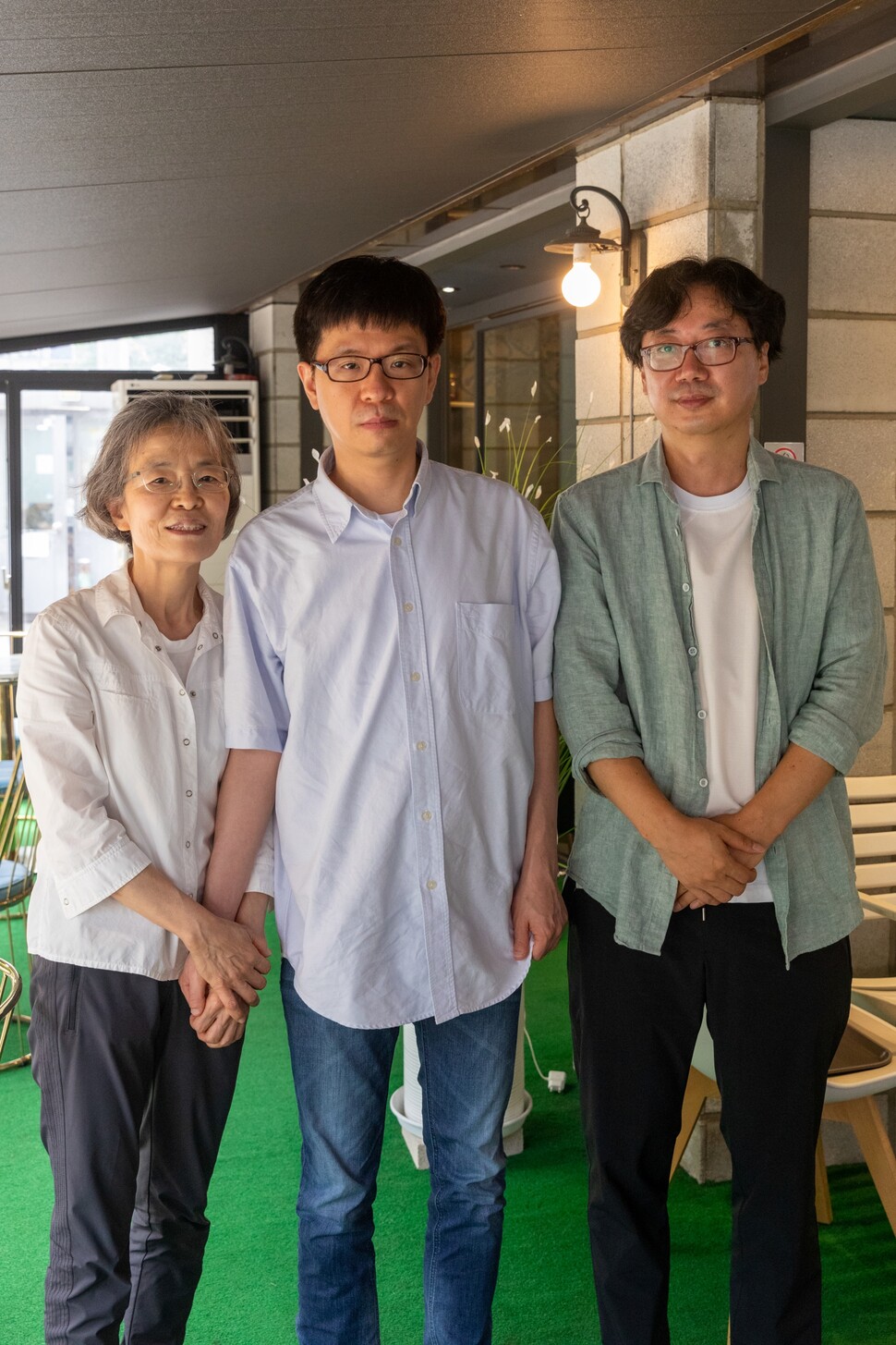 자폐 음악가를 다룬 다큐멘터리영화 <녹턴>의 주인공 은성호씨(가운데)와 어머니 손민서씨(왼쪽), 정관조 감독이 2022년 8월17일 서울 서초구의 한 카페에서 한자리에 섰다.