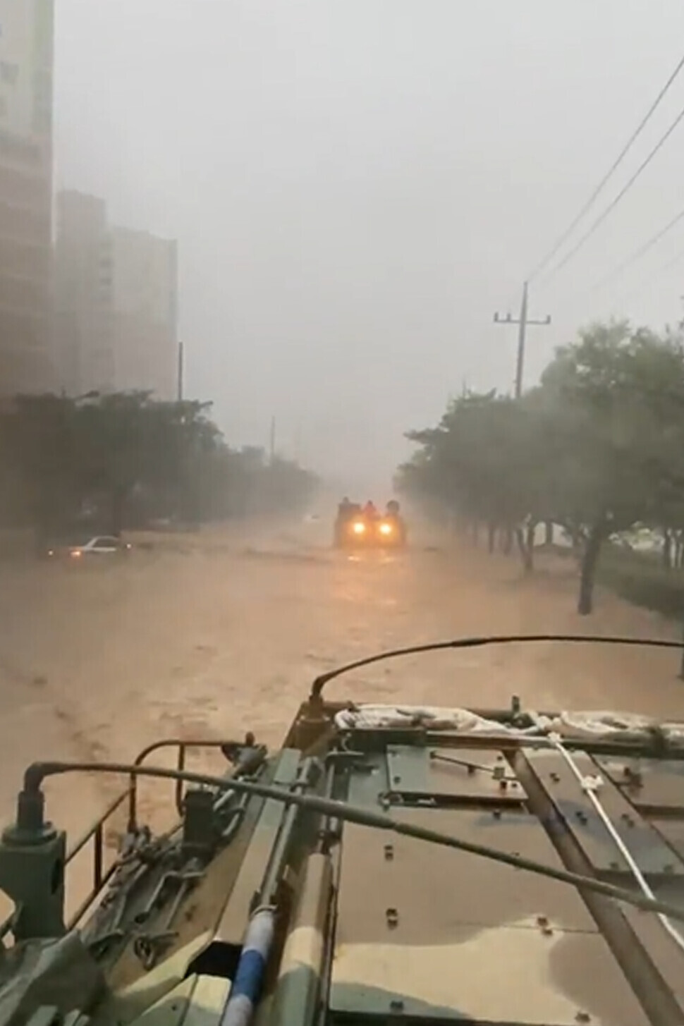 Korea’s 1st Marine Division mobilized two amphibious assault vehicles in the Cheongnim neighborhood of Nam District in Pohang, North Gyeongsang Province, in the early hours of Sept. 6 after a flood warning was issued due to Typhoon Hinnamnor and are seen here searching for residents stranded in the flood waters. (courtesy 1st Marine Division)