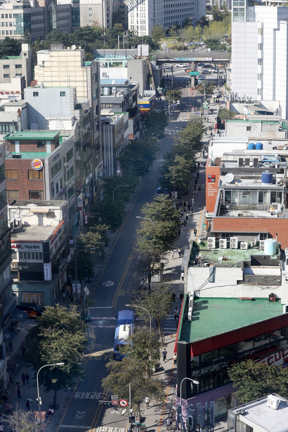 신촌로터리에서 연세대 정문까지 이어진 연세로 전경, 차 없는 거리로 운영되고 있다. 류우종 기자 wjryu@hani.co.kr