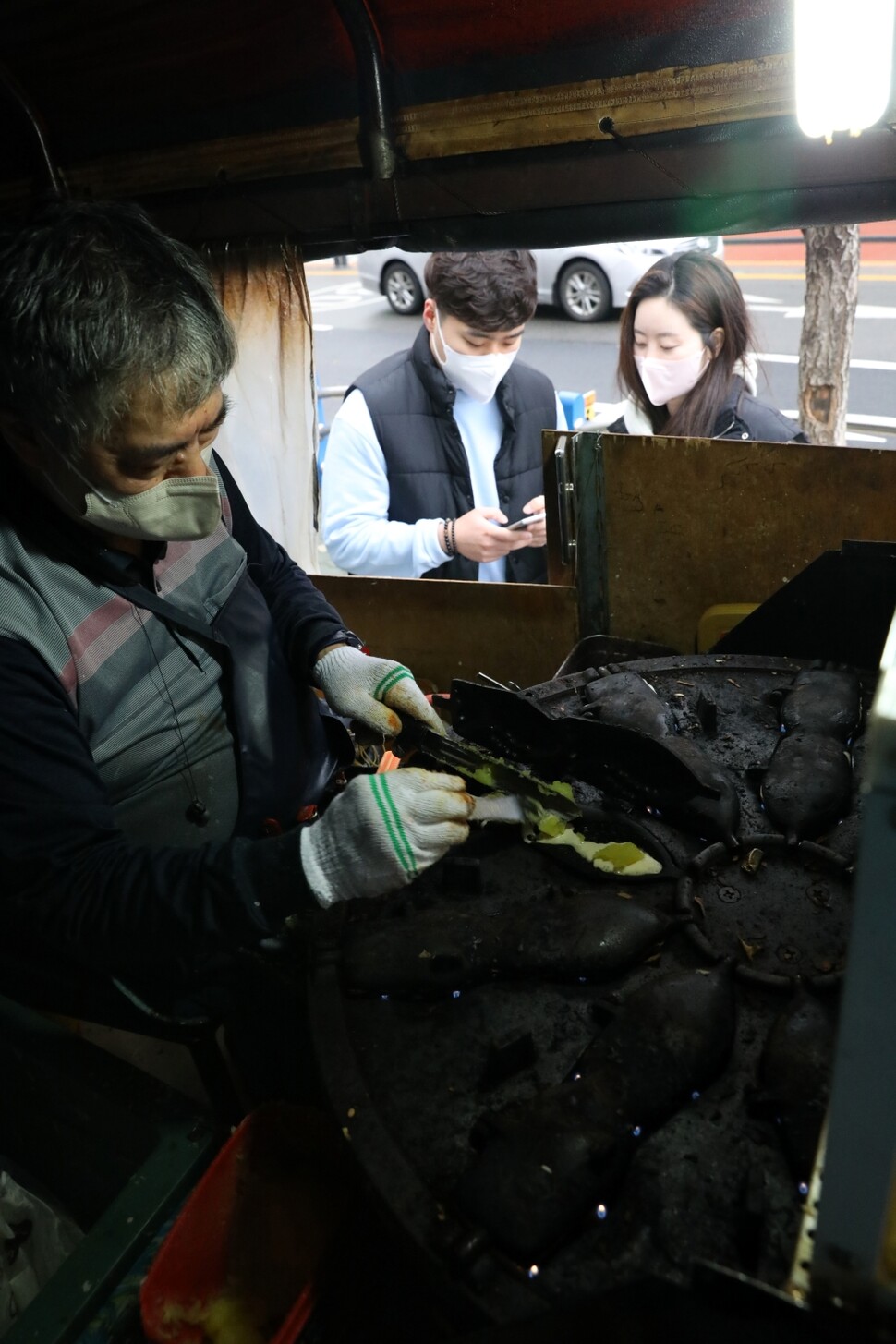효창공원역 앞에서 20여 년간 붕어빵을 팔아온 ‘효공잉어빵’ 사장 김종복씨가 묵묵히 붕어빵을 굽고 있다. 류우종 기자
