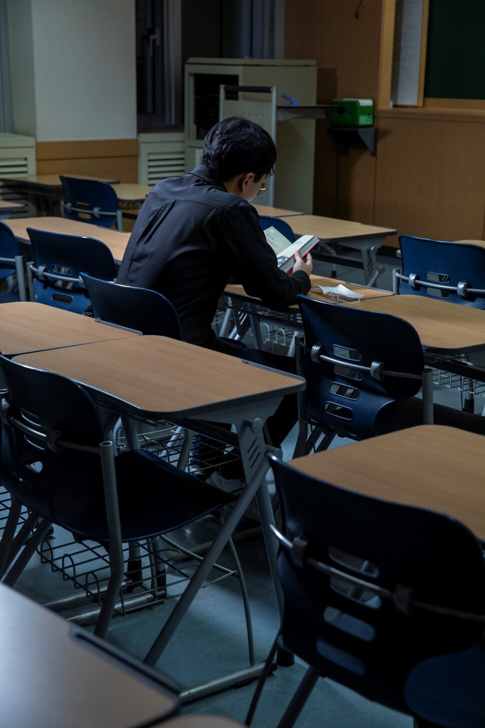 준우가 강의실에서 힘들 때 마음을 다잡기 위해 필사하던 책을 보고 있다. 김진수 선임기자