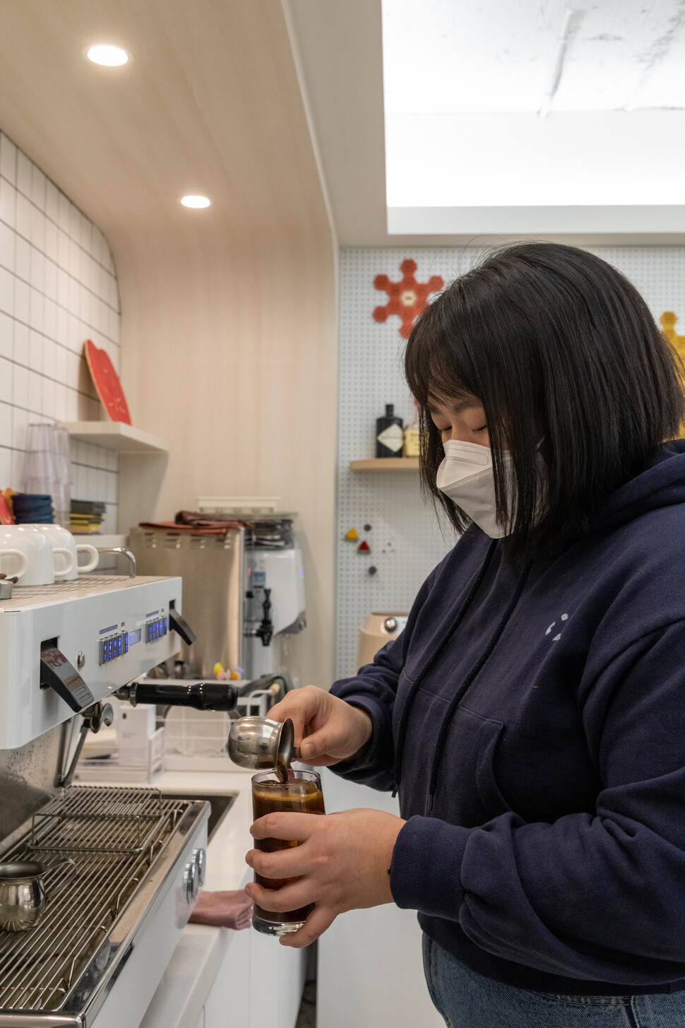 카페 아르바이트를 하는 한소영씨가 2023년 2월9일 일터에서 커피를 만들고 있다. 박승화 선임기자