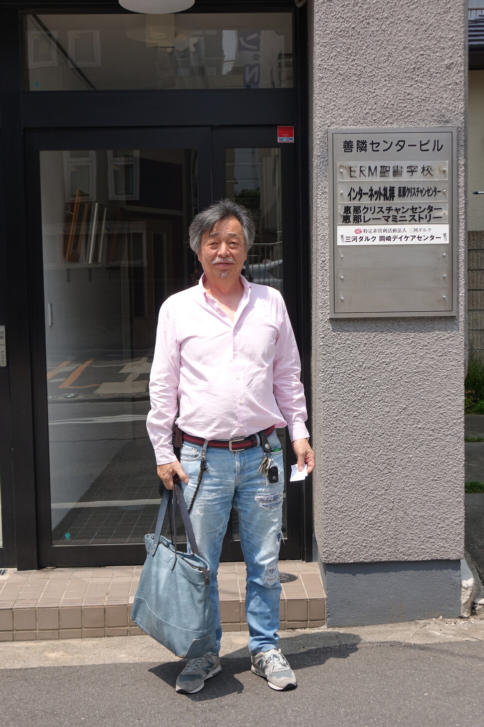 2023년 5월22일 일본 아이치현 오카자키시 미카와 다르크 사무실 앞에서 포즈를 취한 마쓰우라 요시아키 센터장. 김양진 기자