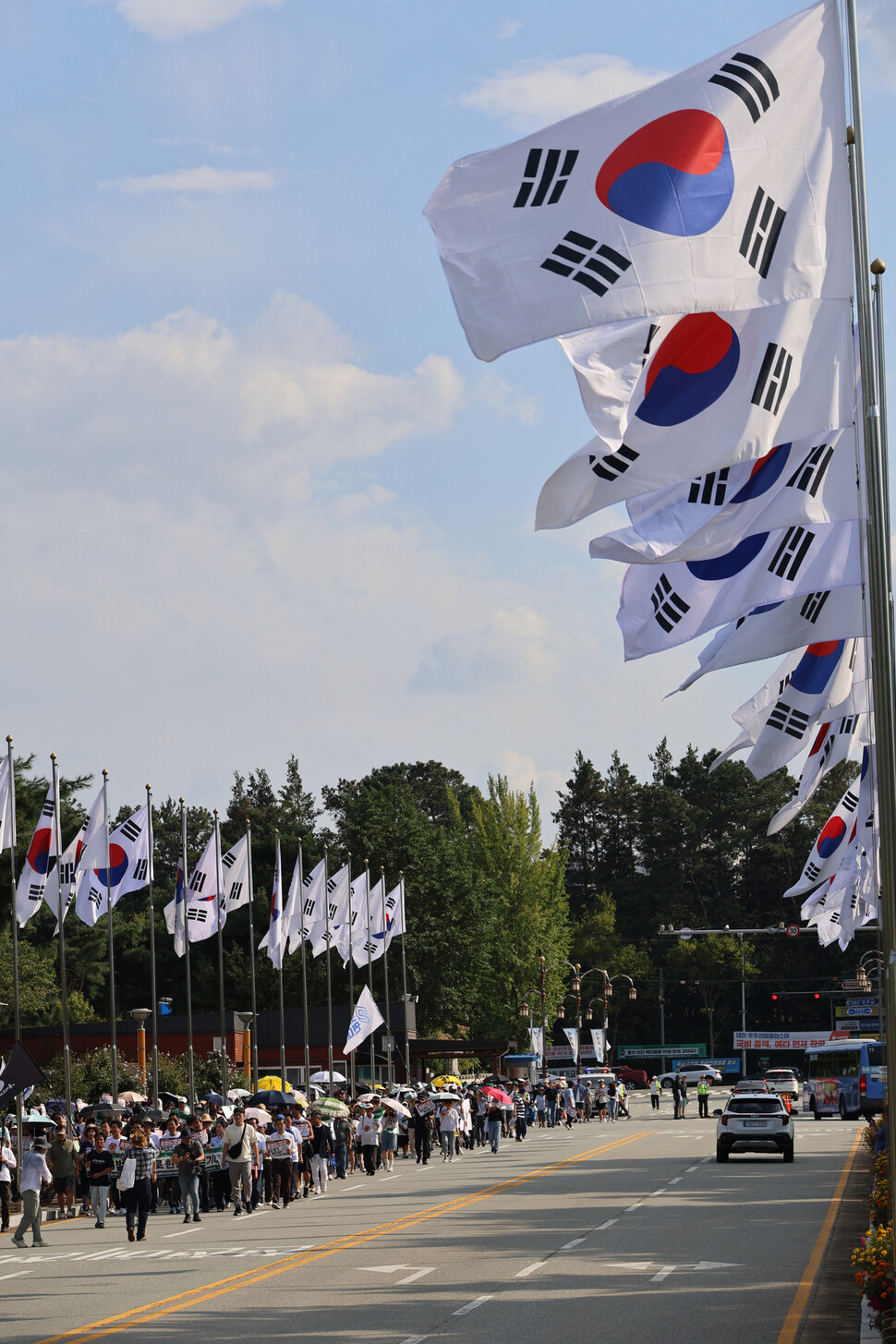 홍범도장군기념사업회가 2023년 9월10일 홍범도장군로 시민 걷기대회를 연 가운데, 이날 오후 걷기대회에 참가한 대전시민들이 홍범도장군로를 거쳐 대전현충원에 도착해 홍범도 장군 묘역까지 걸어가고 있다. 연합뉴스