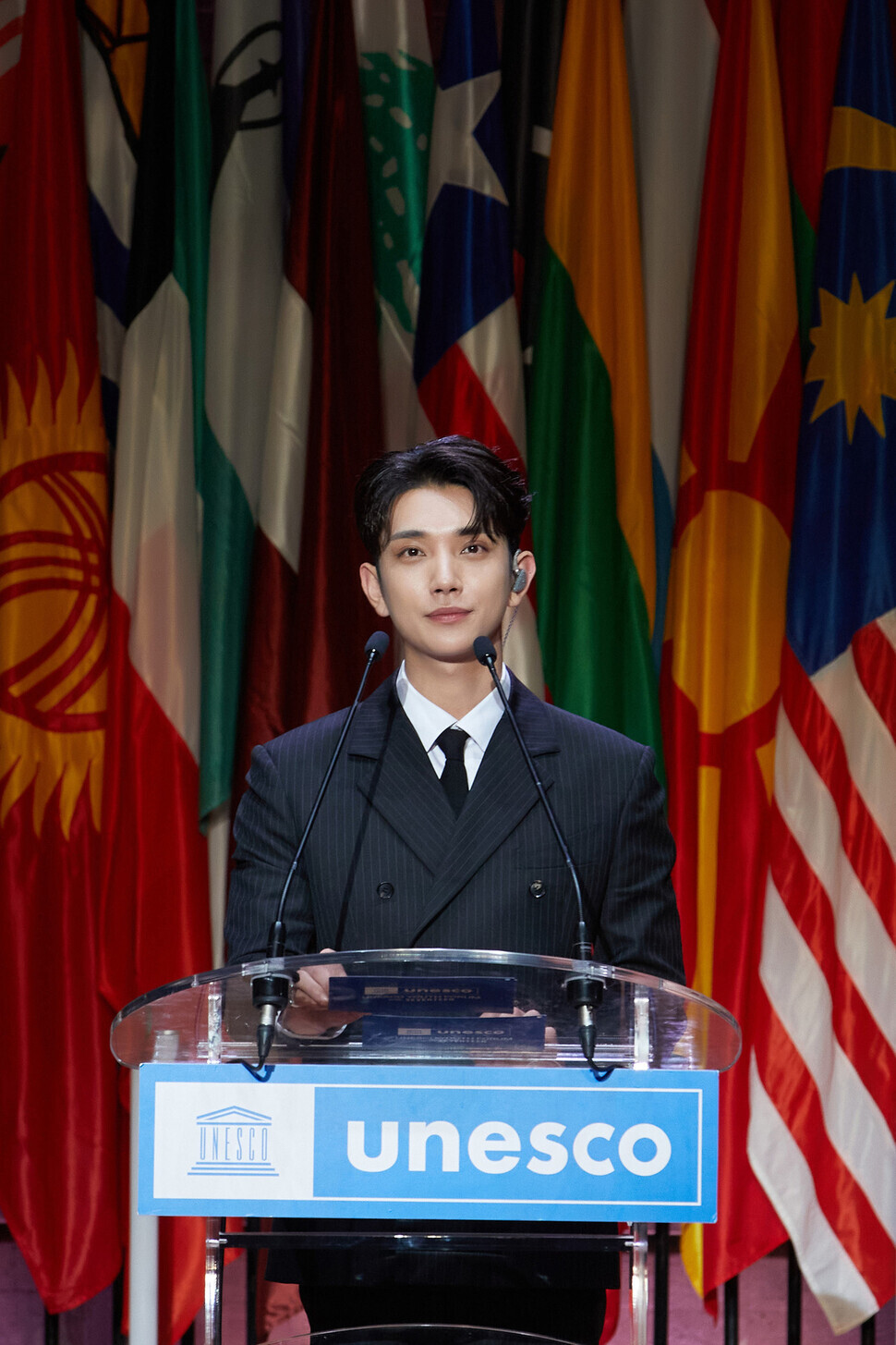 Joshua, membre du groupe K-pop Seventeen, prononce un discours lors du Forum des jeunes de l'UNESCO qui s'est tenu à Paris, en France, au siège de l'agence, le 14 novembre.  (Image gracieuseté de Pledis Entertainment)